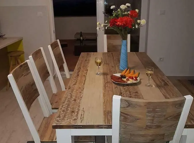 アパート Bura ポヴリャナ